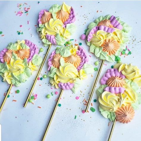 Sasha’s Best Swiss Meringue Recipe — Sasha Cakes Chicago Swiss Meringue Cookies Recipe, Meringue Decoration Ideas, Meringue Lollipops Recipe, Meringue Pops Recipes, Meringue Decoration, Meringue Flowers, Meringue Lollipops, Meringue Pops, Frosting Buttercream