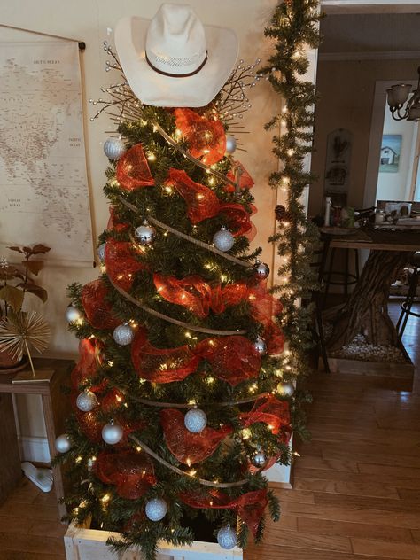 Cowboy Hat Christmas Tree Topper, Horse Themed Christmas Trees, Simple Western Christmas Tree, Western Christmas Centerpiece Ideas, Christmas Cowboy Boots, Horse Themed Christmas Tree, Cowboy Hat Tree Topper, Country Western Christmas Tree Ideas, Christmas Tree Western