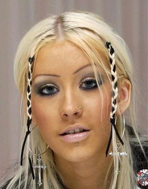 Christina Aguilera Hair, 00s Makeup, Early 2000s Makeup, 2000 Makeup, Christina Aguilera 2000s, 2000s Makeup Looks, 2000s Hair, 00s Mode, Y2k Makeup