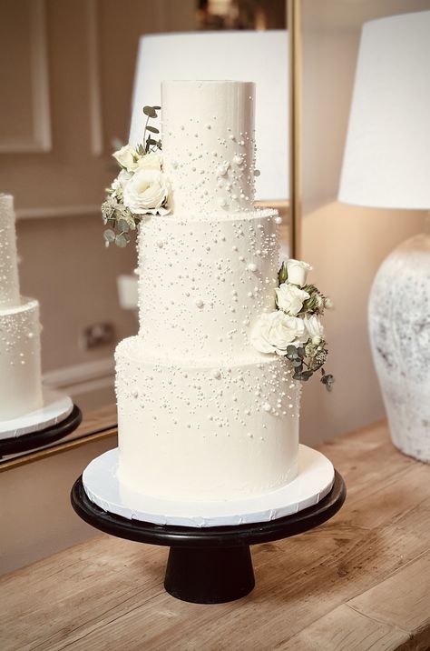 Wedding Cakes Simple Elegant Modern, White Cake With Pearls, Pearl Wedding Decorations, Pearl Wedding Cake, Elegant Wedding Cake Toppers, Wedding Cake Simple Elegant, Fruit Wedding Cake, Philly Wedding, Wedding Cake Pearls