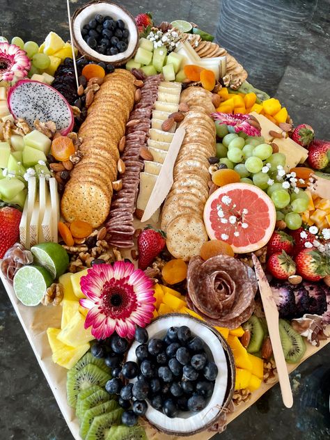 Luau Themed Charcuterie Board, Tropical Theme Charcuterie Board, Tropical Cheese Board, Hawaiin Theme Charcuterie, Tropical Fruit Charcuterie Board, Hawaiian Charcuterie Board Ideas, Hawaiian Themed Charcuterie Board, Tropical Charcuterie Board, Luau Charcuterie Board