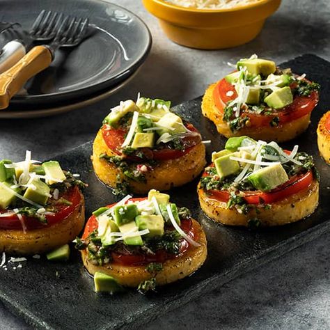 Polenta Bites Appetizers, Polenta Appetizer Recipes, Polenta Crostini, Vegan Canapes, Polenta Appetizer, Polenta Bites, Party Canapes, Vegan Catering, Party Snacks Easy