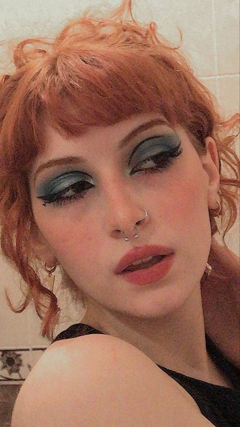 Makeup , blue makeup , eye makeup, blue eye makeup Paramore Inspired Makeup, Paramore Makeup Ideas, Blue 90s Makeup, Paramore Makeup, 1920’s Makeup, Blue Eyeshadow Aesthetic, Paramore Concert, Edgy Makeup Looks, Red Hair Blue Eyes