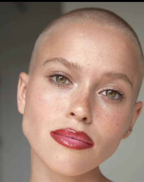 Bald Fashion, Women Bald Haircut, Buzzed Hair Women, Buzz Cut Women, Shaved Head Women, Very Short Haircuts, Buzzed Hair, Shave My Head, Shaved Nape