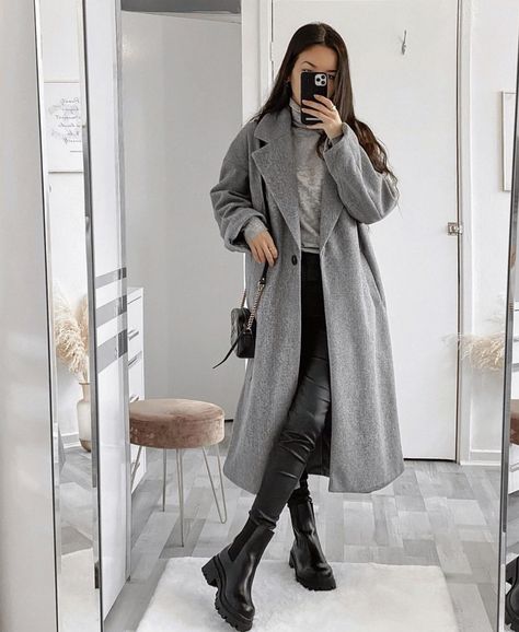 Grey Long Jacket Outfit, Outfit Manteau Gris, Grey Overcoat Outfit Women, Long Grey Coat Outfit, Grey Coat Outfit, Mantel Outfit, Long Coat Outfit, December Outfits, Cute Sweatpants Outfit