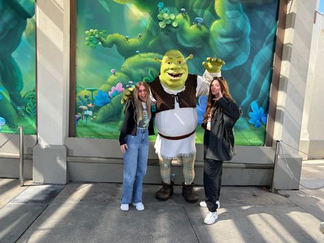 Shrek Universal Studios, Universal Studios Picture Ideas Friends, Universal Orlando Photo Ideas, Universal Studios Hollywood Photo Ideas, Universal Studios Photo Ideas, Universal Studios Picture Ideas, Universal Studios Outfits, Universal Outfits, Park Fits