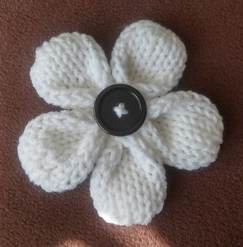 Five Petal Flower | Loom Knit Pattern One of the best loom knit flowers. Would be good for the girls' hats. Knitted Flowers Free, Loom Flowers, Flower Loom, Knitted Flower Pattern, Round Loom Knitting, Circle Loom, Loom Hats, Five Petal Flower, Loom Knitting Stitches