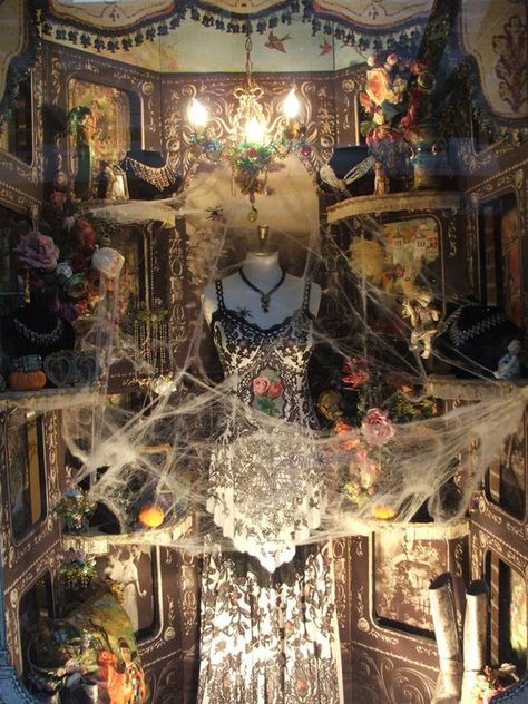 Michal Negrin Halloween Jewellery display World Gifts Store Vintage Store Ideas, Halloween Window Display, Autumn Window Display, Antique Booth Displays, Arts Magazine, Michal Negrin, Halloween Window, Halloween Store, Store Window