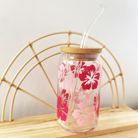 Glass Coffee Cups Aesthetic, Custom Cups Ideas, Aesthetic Cricut Projects, Diy Glass Cups, Preppy Cups, Aesthetic Cups, Glass Tumbler Design, Summer Cups, Trendy Water Bottles