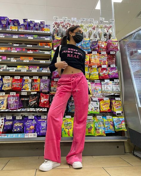 Pink Sweatpants Outfit Winter, Y2k Sweatpants Outfit, Velour Pants Outfit, Pink Sweatpants Outfit, Sweatpants Outfits Winter, Juicy Sweatpants, Airforce 1 Outfit, Y2k Sweatpants, Sweatpants Outfit