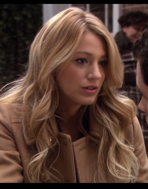 Serena Van Der Woodsen hair Serena Hair, Blake Lively Hair, Serena Van Der, Golden Blonde Hair, Serena Van, Serena Van Der Woodsen, Honey Blonde Hair, Blonde Hair Inspiration, Hair Inspo Color