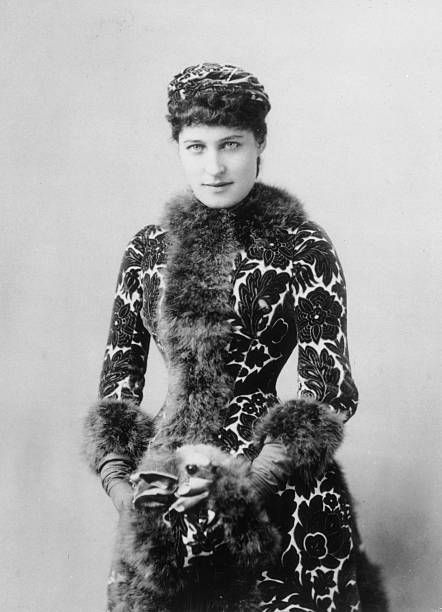 Lillie Langtry, Fur Trimmed Coat, Alexandra Of Denmark, Queen Alexandra, Theatre Actor, Fur Trim Coat, Victorian Clothing, Vintage Portraits, Silent Film