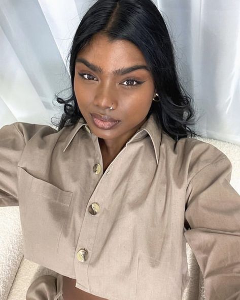 Naturally Thick Eyebrows, Thick Eyebrows Natural Black Women, Thick Eyebrow Makeup Looks, Thick Eyebrows Natural, Thicker Eyebrows Makeup, Eyebrows Natural, Short Dark Hair, Thick Brows, Natural Black Women