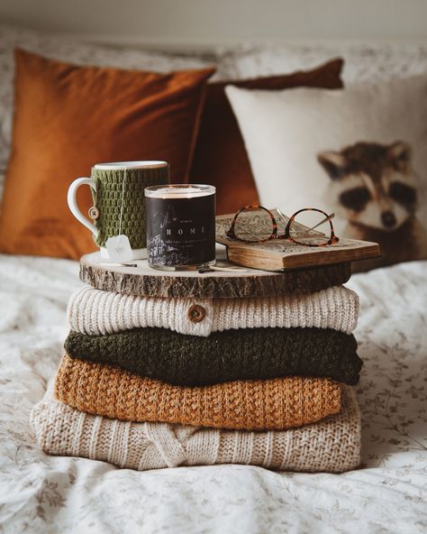 Flatlay idea and inspiration for Bookstagram and Instagram. Vintage aesthetic. Sweater stack. Cozy vibes. Autumn and fall. Autumn Flatlay, Best Photo Editor, Fall Purple, Fall Fireplace, Fall Decorating Ideas, Easy Fall Decor, Bookstagram Inspiration, Fall Photography, Summer Happy