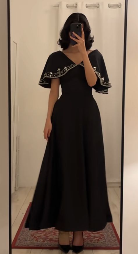 Cold Weather Formal Dress, Winter Event Dress, Dress Shoulder Designs, Modest Outfits For Party, Elegant Soiree Dress, Victorian Princess Aesthetic, Rehearsal Dinner Bridesmaid Outfit, Aym Studio Dress, All Black Dress Outfit Classy