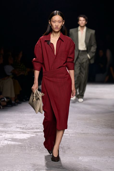 Bottega Veneta Spring 2025 Ready-to-Wear
https://www.vogue.com/fashion-shows/spring-2025-ready-to-wear/bottega-veneta/slideshow/collection#2 Trends 2025, Spring 2025, Milano Fashion Week, Knitwear Dress, Leather Dresses, Red Carpet Fashion, Issey Miyake, Seville, Jil Sander