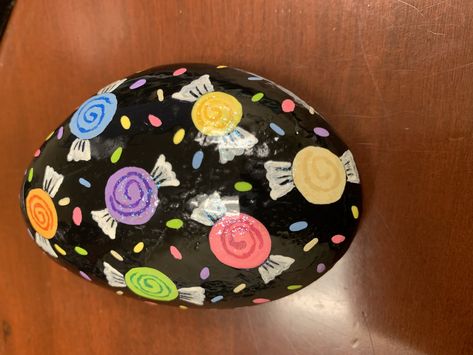 Halloween candy painted rock Candy Painting Easy, Candy Painted Rocks, Rock Painting Ideas Food, Letter Painting, Painted Seashells, Candy Paint, Halloween Rocks, Circle Painting, Easy Canvas