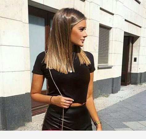 Trucos para que el balayage y las mechas duren más tiempo Cute Medium Haircuts, Rambut Brunette, Blond Balayage, Modern Haircuts, Split Hair, Haircut Inspiration, Honey Hair, Penteado Cabelo Curto, Brown Blonde Hair