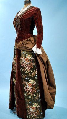 Velvet Evening Gown, 1880s Fashion, Antique Dresses, 1800s Fashion, Victorian Dresses, Historical Clothes, Bustle Dress, Victorian Costume, Fashion Through The Ages