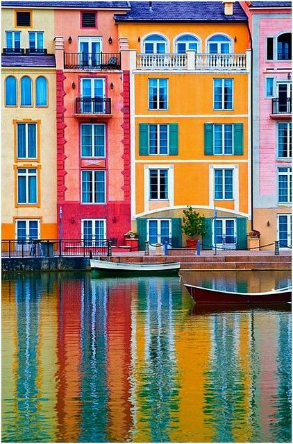 Sestri Levante, Colorful Buildings, Portofino Italy, Colorful Places, Colourful Buildings, Italy Vacation, Jolie Photo, Cinque Terre, World Of Color