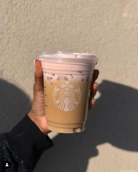 Low Calorie Starbucks Drinks, Best Starbucks Drinks, Cold Starbucks Drinks, Starbucks Strawberry, Iced Starbucks Drinks, Healthy Starbucks Drinks, Strawberry Drinks, Iced Green Tea, Starbucks Secret