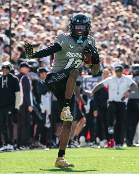 Travis Hunter Strikes the HE12MAN Pose After Game-Changing Play! 🏈🔥 | Heisman Hype  (Dm for credit or removal / All rights® are reserved & belong to their respective owners)⁠  #HE12MAN ( #📷 @cubuffsfootball ) #TravisHunter #HE12MAN #HeismanPose #CollegeFootball #FootballHighlights #HeismanHype #GameChanger #Buffaloes Travis Hunter Wallpaper, Nfl Photography, Cold Photos, Colorado Football, Shedeur Sanders, Travis Hunter, College Football Uniforms, Ut Football, Football Drip