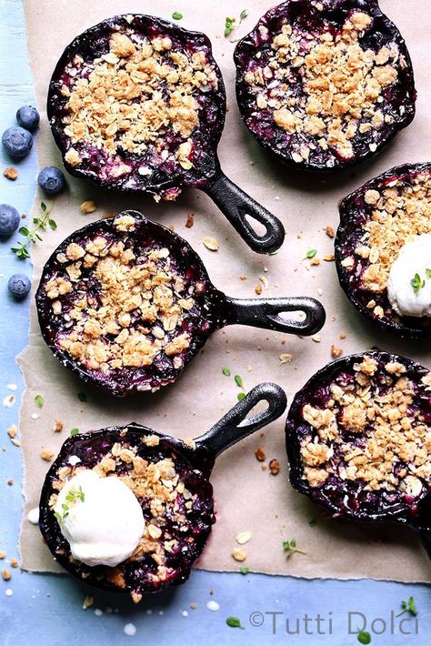 Blueberry Skillet, Desserts Nutella, Skillet Desserts, Cast Iron Skillet Cooking, Smores Dessert, Dessert Oreo, Blueberry Crisp, Cast Iron Skillets, Berry Crumble