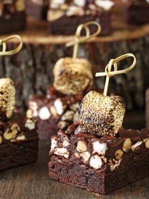 Brownies - SugarHero Easy Rocky Road Recipe, Rocky Road Brownies, Rocky Road Fudge, Rocky Road Recipe, Best Brownie Recipe, Strawberry Dessert Recipes, Chewy Brownies, Recipes With Marshmallows, Fudge Easy