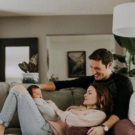 Casual Newborn Family Pictures, Family Newborn Pictures At Home, Family Photoshoot With Newborn, Dad And Newborn, Newborn Family Pictures, Baby Family Pictures, Mother Baby Photography, Foto Newborn, Family Photos With Baby