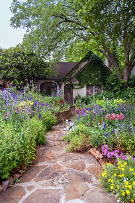 Casa Vintage, Dream Cottage, Gorgeous Gardens, Garden Cottage, Dream Garden, Garden Planning, Garden And Yard, Backyard Garden, Cottage Garden