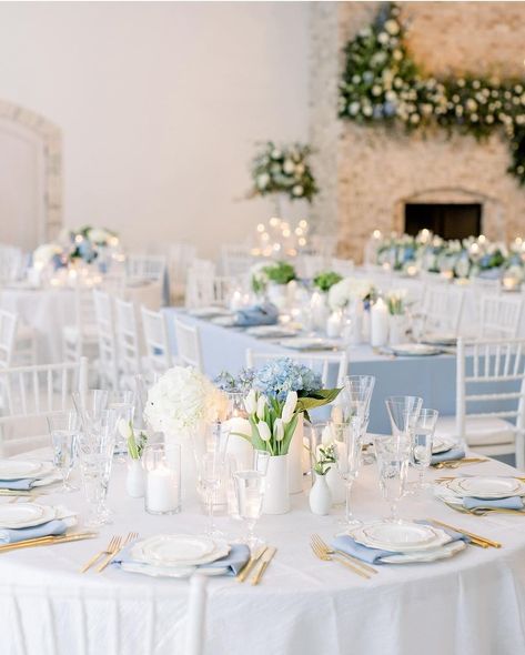 Light Blue Tablescape, Light Blue Wedding Centerpieces, Dusty Blue Wedding Table Settings, Round Table With Runner, Blue White And Gold Wedding, Round Wedding Table Decorations, Ball Room Wedding, Table Linens Wedding, Blue Table Settings