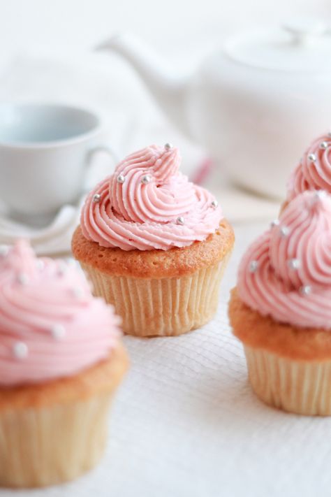 straw berry freppe cup cake Dessert Photography, Pink Foods, Mini Cupcakes, Berry, Straw, Dessert, Cake, Photography, Pink