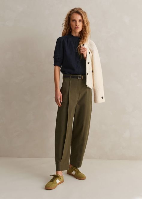 Khaki And Navy Outfit, Dark Khaki Pants Outfit, Dark Green Trousers Outfit, Green Trousers Outfit, Dark Khaki Pants, Gender Neutral Outfits, Khaki Pants Outfit, Dark Green Pants, Green Dress Pants