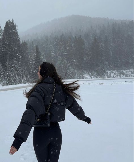 Mountain Photo Ideas, Winter Vacation Outfits, Ski Aesthetic, Winter Outfits Snow, Ali Hazelwood, Snow Photoshoot, Comfy Outfits Winter, Snow Pictures, Ootd Winter