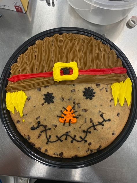 Scarecrow Desserts, Cookie Cake Halloween Design, Cookie Cake Decoration Ideas, September Cakes Ideas, Thanksgiving Cookie Cake Designs, Halloween Message Cookies, Fall Message Cookies, Thanksgiving Cookie Cakes, Fall Cookie Cakes