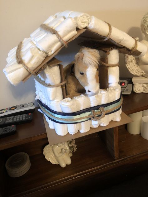 Diy Diaper Cake, Country Baby Shower, Diaper Gifts, Farm Baby Shower, Baby Shower Baskets, Cowboy Baby Shower, Cowboy Baby, Baby Shower Crafts, Baby Shower Diaper Cake