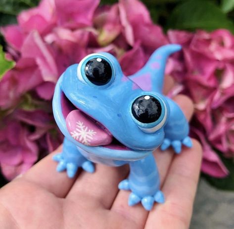 Clay Bruni Salamander Disney Clay Sculpture, Cute Clay Dragon, Disney Clay Art, Clay Salamander, Clay Disney Characters, Clay Characters Easy, Disney Clay Ideas, Frozen Salamander, Bruni Frozen