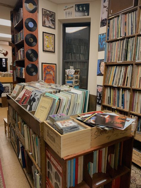 Aesthetic Record Store, Record Shopping Aesthetic, Record Stores Aesthetic, Record Store Aesthetic Grunge, 90s Record Store, Hot Mess Express, Empire Records, Vinyl Aesthetic, Bookstore Cafe