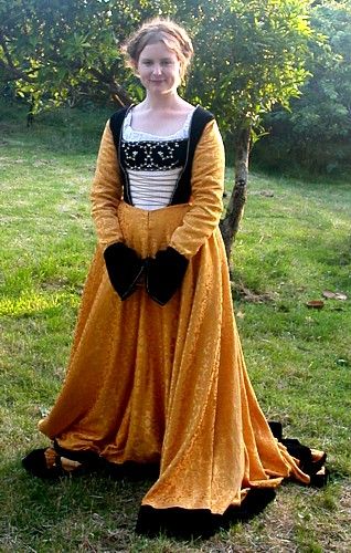 mdb- 16th c lowlands/german renaissance 1520s Fashion, German Dress, Medieval Costume, Period Costumes, Popular Dresses, Historical Dresses, Selling Clothes, Types Of Dresses, Historical Fashion