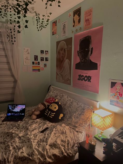 a billie eilish and igor poster hanging above a white double ikea bed. there’s stuffies on the bed as well as a macbook. there’s a dark wood nightstand with a teapot, minecraft honey block lamp, and a starbucks colour changing cup that turns pink with iced tea in it. Igor Poster Room, Clean Girl Aesthetic Room Posters, Igor Poster, Alt Room Decor, Alt Room, Pastel Aesthetic Room, Danish Pastel Aesthetic, Store Room, Dorm Inspo