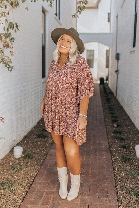 Boho In Soho Floral Shift Dress in Rust Curves Cute Western Dress Outfits, Plus Size Trendy Outfits 2024, Plus Size Winery Outfit, Boho Outfits Plus Size, Saturday Outfit Casual Weekend Wear, Plus Size Nashville Outfits, Plus Size Boho Fashion, Plus Size Boho Outfits, Nashville Outfits Plus Size