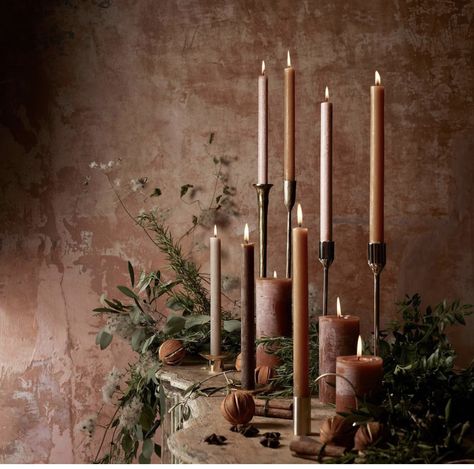 Moody Christmas, Autumn Table, Christmas Interiors, Merry Christmas Everyone, Christmas Mood, Jolie Photo, Holiday Tables, Christmas Deco, Christmas Candles