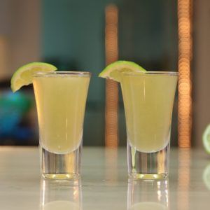 Soco Lime and Peach Shot Tipsy Bartender Recipes, Rum Shots, Sour Apple Pucker, Bartender Recipes, Shooter Recipes, Apple Pucker, Hard Apple Cider, Candy Cocktails, Cocktail Shots