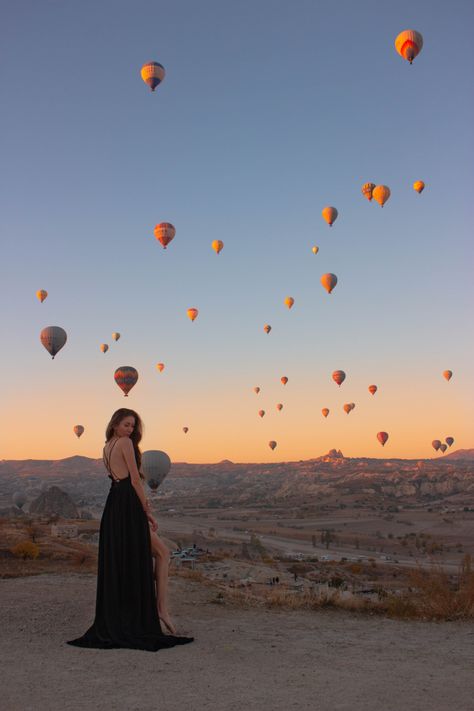 Pictures In Turkey, Turkey Istanbul Travel, Cappadocia Photo Ideas, Outfits For Turkey Travel, Cappadocia Turkey Outfit, Capadocia Aesthetic, Turkey Photo Ideas, Cappadocia Turkey Aesthetic, Cappadocia Turkey Photography