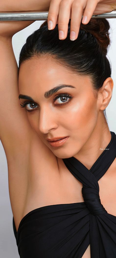 Mas studioz hd wallpaper full retouch Kiara Advani Ms Dhoni Wife, Parneeti Chopra, Allu Arjun Hairstyle, Rare Features, Young Actresses, Kiara Advani, Actress Pics, Bollywood Celebrities, Bollywood Actress