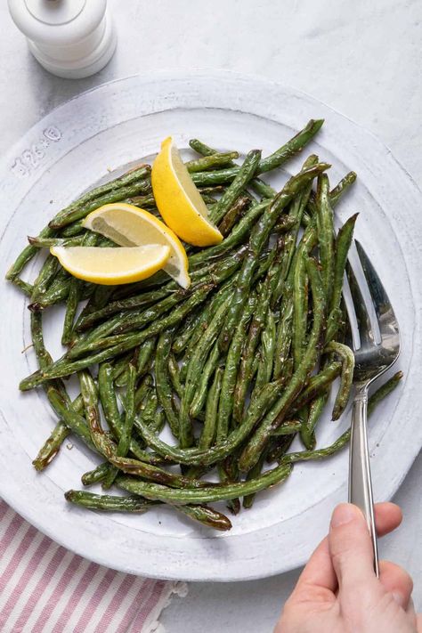 These Air Fryer Green Beans are a simple side dish that takes minimal time and effort. Perfect for cooking fresh green beans in 10 minutes! | Easy Side Dish | Air Fryer Recipes | Vegetable Recipes | Side Dishes | Air Fried Veggies Green Beans Recipes, Fried Green Bean Recipes, Air Fryer Green Beans, Air Fried Green Beans, Air Fryer Recipes Vegetables, Cooking Fresh Green Beans, Best Baked Potato, Beans Recipes, The Best Air Fryer