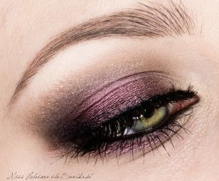 New Year's Makeup.?(: http://www.snobka.pl/artykul/makijaz-elegancki-burgund-15999 Makeup Green Eyes, Metallic Smokey Eye, Plum Makeup, Smokey Eye Makeup Look, Purple Makeup, Makijaż Smokey Eye, Make Up Looks, Smokey Eyes, Kiss Makeup