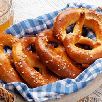 Frozen Pretzels, Joanna Gaines Recipes, Pretzel Cheese, Soft Pretzel Recipe, Mochi Recipe, Bread Substitute, Kimbab, Homemade Pretzels, Cheese Dip Recipes