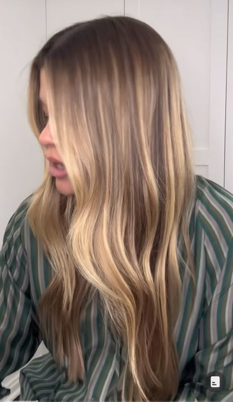 Haley Bieber Blonde, Sofia Richie Balayage, Mary Ralph Lawson Hair, Dark Beige Blonde Hair Balayage, Blonde Hair For Winter Skin Tone, Sophia Richie Hair Color, Sophie Habboo Hair, Lived In Caramel Balayage, Blending Blonde With Dark Roots