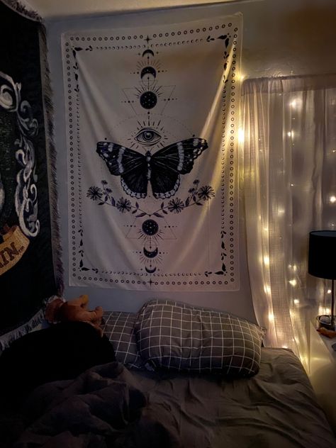 Dark Tapestry Bedroom, Dope Rooms, Room Ideas Dark, Green Room Decor, Fairy Bedroom, Trippy Room, College Dorm Room Decor, Tapestry Bedroom, Mini Desk